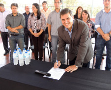 O Governo do Estado liberou ordem de serviço, nesta quinta-feira (5), para começarem as obras de reforma no Colégio Estadual Carlos Drumond de Andrade, em Nova Tebas, região central do Paraná. O valor do investimento é de R$ 659 mil e vai beneficiar mais de 400 alunos do ensino fundamental, médio, profissional e atividades complementares.