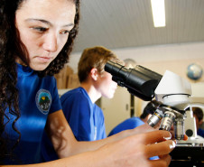 Lapa - 26-04-13 - CEEPAL - Centro Estadual de Educação Profissional Agricola da Lapa, inauguração dos prédios dormitórios dos alunos, laboratório de biologia.  