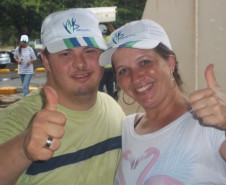 O estagiário do Núcleo Regional da Educação (NRE) e aluno da Apae de Cascavel, Maycon Ribeiro da Cruz, e Cynthia Pollyana Bastos, a professora técnica que acompanha Maycon há oito anos no esporte. 