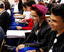 O Gabaritando Enem foi produzido pela TV Paulo Freire, da Secretaria da Educação, e conta com a participação exclusiva de professores da rede estadual. Os aulões vão ao ar durante quatro sábados seguidos, de 21 de setembro a 19 de outubro, uma semana antes do Enem, marcado para 26 e 27 de outubro.