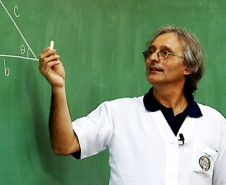 O Gabaritando Enem foi produzido pela TV Paulo Freire, da Secretaria da Educação, e conta com a participação exclusiva de professores da rede estadual. Os aulões vão ao ar durante quatro sábados seguidos, de 21 de setembro a 19 de outubro, uma semana antes do Enem, marcado para 26 e 27 de outubro.