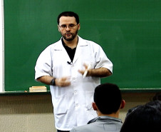 O Gabaritando Enem foi produzido pela TV Paulo Freire, da Secretaria da Educação, e conta com a participação exclusiva de professores da rede estadual. Os aulões vão ao ar durante quatro sábados seguidos, de 21 de setembro a 19 de outubro, uma semana antes do Enem, marcado para 26 e 27 de outubro.