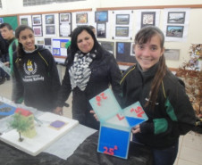 Alunos e professores do ensino fundamental do Colégio Estadual Helena Kolody, em Sarandi, fizeram um projeto para ensinar a comunidade escolar a usar a água de forma responsável. O Projeto Água trouxe palestras e trabalhos feitos pelos alunos para explicar as maneiras de economizar e de evitar o desperdício do recurso natural.