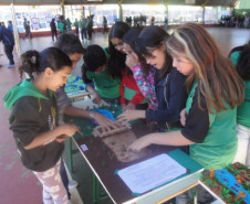 A exposição das obras foi aberta para todos os alunos do colégio, e ao fim do dia, os alunos também puderam apresentar poemas, paródias, músicas e até danças.