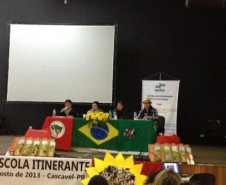 A Secretaria de Estado da Educação do Paraná, em parceria com a Associação de Cooperação Agrícola e Reforma Agrária do Paraná (Acap), promoveu na semana passada, em Cascavel, o Encontro de Professores da Escola Itinerante. O evento contou com a participação de quase 350 pessoas entre profissionais da educação, estudantes, representantes de comunidades acampadas, professores universitários, autoridades e técnicos da Secretaria. 