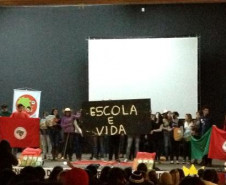 A Secretaria de Estado da Educação do Paraná, em parceria com a Associação de Cooperação Agrícola e Reforma Agrária do Paraná (Acap), promoveu na semana passada, em Cascavel, o Encontro de Professores da Escola Itinerante. O evento contou com a participação de quase 350 pessoas entre profissionais da educação, estudantes, representantes de comunidades acampadas, professores universitários, autoridades e técnicos da Secretaria. 