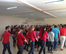 A Secretaria de Estado da Educação do Paraná, em parceria com a Associação de Cooperação Agrícola e Reforma Agrária do Paraná (Acap), promoveu na semana passada, em Cascavel, o Encontro de Professores da Escola Itinerante. O evento contou com a participação de quase 350 pessoas entre profissionais da educação, estudantes, representantes de comunidades acampadas, professores universitários, autoridades e técnicos da Secretaria. 