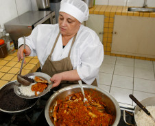 Colégio Estadual Prieto Martinez na rua Nilo Peçanha no Bom Retiro, Merenda escolar com peixe assado, Merendeira Marcia Racoski. 05-09-13.  