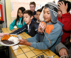Colégio Estadual Prieto Martinez na rua Nilo Peçanha no Bom Retiro, Merenda escolar com peixe assado. 05-09-13.  