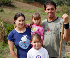 Agricultura Familiar - João Cândido, com a esposa Nerli, a filha Xaiene e a sobrinha Jaine, agricultor que fornece alimentos orgânicos para a merenda escolar. Doutor Ulysses, 02/09/2013.