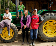 Agricultura Familiar - Ari Dias, com a esposa Joceli e os filhos Jean e Aguinaldo, agricultor que fornece alimentos orgânicos para a merenda escolar. Doutor Ulysses, 02/09/2013.