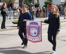 Mais de 1,5 mil alunos de escolas públicas participaram do desfile de 7 de Setembro na Avenida Cândido de Abreu, em Curitiba.<br />
<br />
Veja mais fotos em: <a href=" http://www.flickr.com/photos/flavioarns/sets/72157635424221038/" target="_blank"> http://www.flickr.com/photos/flavioarns</a>