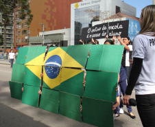 Mais de 1,5 mil alunos de escolas públicas participaram do desfile de 7 de Setembro na Avenida Cândido de Abreu, em Curitiba.<br />
<br />
Veja mais fotos em: <a href=" http://www.flickr.com/photos/flavioarns/sets/72157635424221038/" target="_blank"> http://www.flickr.com/photos/flavioarns</a>