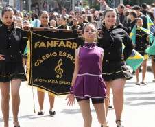 Mais de 1,5 mil alunos de escolas públicas participaram do desfile de 7 de Setembro na Avenida Cândido de Abreu, em Curitiba.<br />
<br />
Veja mais fotos em: <a href=" http://www.flickr.com/photos/flavioarns/sets/72157635424221038/" target="_blank"> http://www.flickr.com/photos/flavioarns</a>