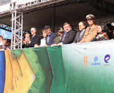Mais de 1,5 mil alunos de escolas públicas participaram do desfile de 7 de Setembro na Avenida Cândido de Abreu, em Curitiba.<br />
<br />
Veja mais fotos em: <a href=" http://www.flickr.com/photos/flavioarns/sets/72157635424221038/" target="_blank"> http://www.flickr.com/photos/flavioarns</a>