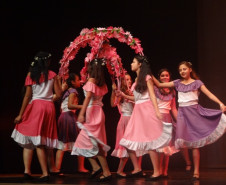 O evento contou com a participação dos alunos e professores das escolas estaduais de toda a região e foi dividido em danças folclóricas e de salão.