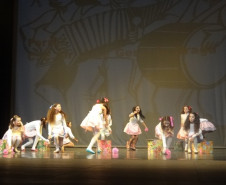 O evento contou com a participação dos alunos e professores das escolas estaduais de toda a região e foi dividido em danças folclóricas e de salão.