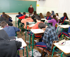 04-06-13 - Colégio Estadual Professor Lysimaco Ferreira Costa, alunos participam da 1ª fase da Olimpíada Brasileira de Matemática das Escolas Públicas (Obmep), em junho deste ano.