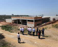 O CEEP terá capacidade para atender 1,2 mil alunos. Estão previstos os cursos técnicos de Meio Ambiente, Segurança do Trabalho, Química e Gestão Empresarial. O investimento é de quase R$ 10 milhões, parceria do governo estadual com o Programa Brasil Profissionalizado.<br />
<br />
Veja mais fotos em: <a href="http://www.flickr.com/photos/flavioarns/sets/72157635503317098/" target="_blank"> http://www.flickr.com/photos/flavioarns </a>