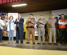 Flávio Arns entregou parte dos equipamentos e certificados do curso de formação de Brigada Escolar, no Colégio Estadual Dom Pedro II, em Curitiba.<br />
<br />
Veja mais fotos em: <a href=" http://www.flickr.com/photos/flavioarns/sets/72157635501913033/" target="_blank"> http://www.flickr.com/photos/flavioarns/</a>