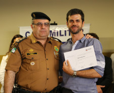 Flávio Arns entregou parte dos equipamentos e certificados do curso de formação de Brigada Escolar, no Colégio Estadual Dom Pedro II, em Curitiba.<br />
<br />
Veja mais fotos em: <a href=" http://www.flickr.com/photos/flavioarns/sets/72157635501913033/" target="_blank"> http://www.flickr.com/photos/flavioarns/</a>