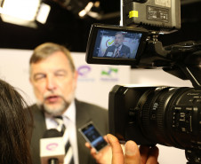 Secretarias da Educação e da Comunicação Social assinaram parceria que autoriza a TV éParaná (canal 9) a transmitir o Gabaritando Enem.<br />
<br />
Veja mais fotos em: <a href=" http://www.flickr.com/photos/flavioarns/sets/72157635502336707/" target="_blank"> http://www.flickr.com/photos/flavioarns</a>