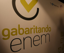 Secretarias da Educação e da Comunicação Social assinaram parceria que autoriza a TV éParaná (canal 9) a transmitir o Gabaritando Enem.<br />
<br />
Veja mais fotos em: <a href=" http://www.flickr.com/photos/flavioarns/sets/72157635502336707/" target="_blank"> http://www.flickr.com/photos/flavioarns</a>