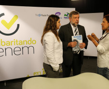 Secretarias da Educação e da Comunicação Social assinaram parceria que autoriza a TV éParaná (canal 9) a transmitir o Gabaritando Enem.<br />
<br />
Veja mais fotos em: <a href=" http://www.flickr.com/photos/flavioarns/sets/72157635502336707/" target="_blank"> http://www.flickr.com/photos/flavioarns</a>