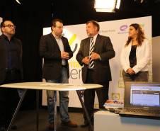 Secretarias da Educação e da Comunicação Social assinaram parceria que autoriza a TV éParaná (canal 9) a transmitir o Gabaritando Enem.<br />
<br />
Veja mais fotos em: <a href=" http://www.flickr.com/photos/flavioarns/sets/72157635502336707/" target="_blank"> http://www.flickr.com/photos/flavioarns</a>