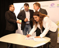 Secretarias da Educação e da Comunicação Social assinaram parceria que autoriza a TV éParaná (canal 9) a transmitir o Gabaritando Enem.<br />
<br />
Veja mais fotos em: <a href=" http://www.flickr.com/photos/flavioarns/sets/72157635502336707/" target="_blank"> http://www.flickr.com/photos/flavioarns</a>