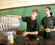 14-03-13 - CEEP NEwton Freire Maia - Alunos do quarto ano do curso Energia Alternativa, Rogério Vidolin de 17 anos e Eduardo Berlise da Silva de 17 anos.