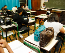 CEEBJA Umuarama, alunos em sala de aula do CEEBJA. 18-09-13.