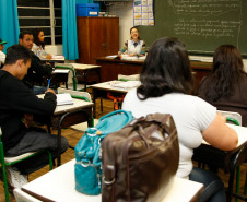 CEEBJA Umuarama, alunos em sala de aula do CEEBJA. 18-09-13.