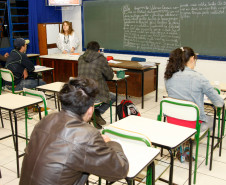 CEEBJA Umuarama, alunos em sala de aula do CEEBJA. 18-09-13.