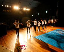 Apresentação de alunos no Centro Cultural de Umuarama, durante a Caravana da Poesia. 18-09-13.