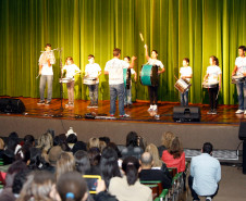 Apresentação de alunos no Centro Cultural de Umuarama, durante a Caravana da Poesia. 18-09-13.