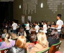 Apresentação de alunos no Centro Cultural de Umuarama, durante a Caravana da Poesia. 18-09-13.