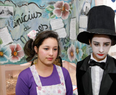 Apresentação de alunos no Centro Cultural de Umuarama, durante a Caravana da Poesia, alunas Barbara Talia dos Santos e Talia Chandora. 18-09-13.