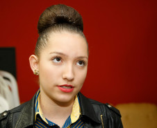 Apresentação de alunos no Centro Cultural de Umuarama, durante a Caravana da Poesia, aluna Ana Clara Trivilin. 18-09-13.