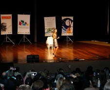 Apresentação de alunos no Centro Cultural de Umuarama, durante a Caravana da Poesia. 18-09-13.