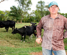 Agricultor familiar, Adalton Lazarin produtor de leite. 19-09-13. 