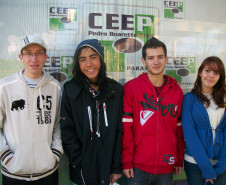 Os alunos William Patrick Heckler, 17, Leonardo Nakatani, 15, Vinícius Henrique Dias, 17, e Marina Koren, 16, foram destaques na Olimpíada Brasileira de Astronomia e Astronáutica (OBA) deste ano. Eles participarão da pré-seleção para a fase internacional da Olimpíada. A prova está prevista para outubro, quando concorrerão com outros 996 alunos de todo o Brasil. Caso sejam classificados, eles estarão entre os 100 estudantes que vão representar o país na OBA Internacional, em maio do ano que vem.