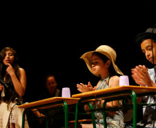 Apucarana, apresentação de alunos e professores na Caravana da Poesia. 25-09-13.  