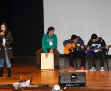 Apucarana, apresentação de alunos e professores na Caravana da Poesia. 25-09-13. 