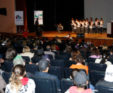 Apucarana, apresentação de alunos e professores na Caravana da Poesia. 25-09-13.  