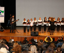 Apucarana, apresentação de alunos e professores na Caravana da Poesia. 25-09-13. 