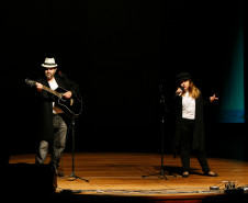 Apucarana, apresentação de alunos e professores na Caravana da Poesia, professores  Elaine Moroz e Alian Moroz. 25-09-13. 