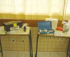 Kits para a coleta e análise da água do Rio Sanga Romão, em Foz do Iguaçu.