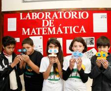 Colegio Estadual Maria Aguiar Teixeira, alunos produzem robô na aula de matematica, alunos do periodo integral. 27-09-13.