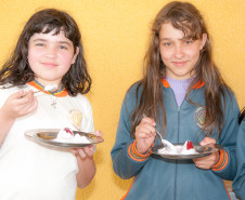 Em Prudentópolis, na região Central do Paraná, as merendeiras Marilda de Lima e Silvana Zdebski, do Colégio Estadual Alberto de Carvalho, usam as frutas em diversas receitas. Entre as várias opções, o sorvete natural de morango fez sucesso entre os alunos.